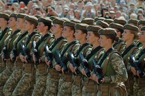 ukraine women soldiers marching